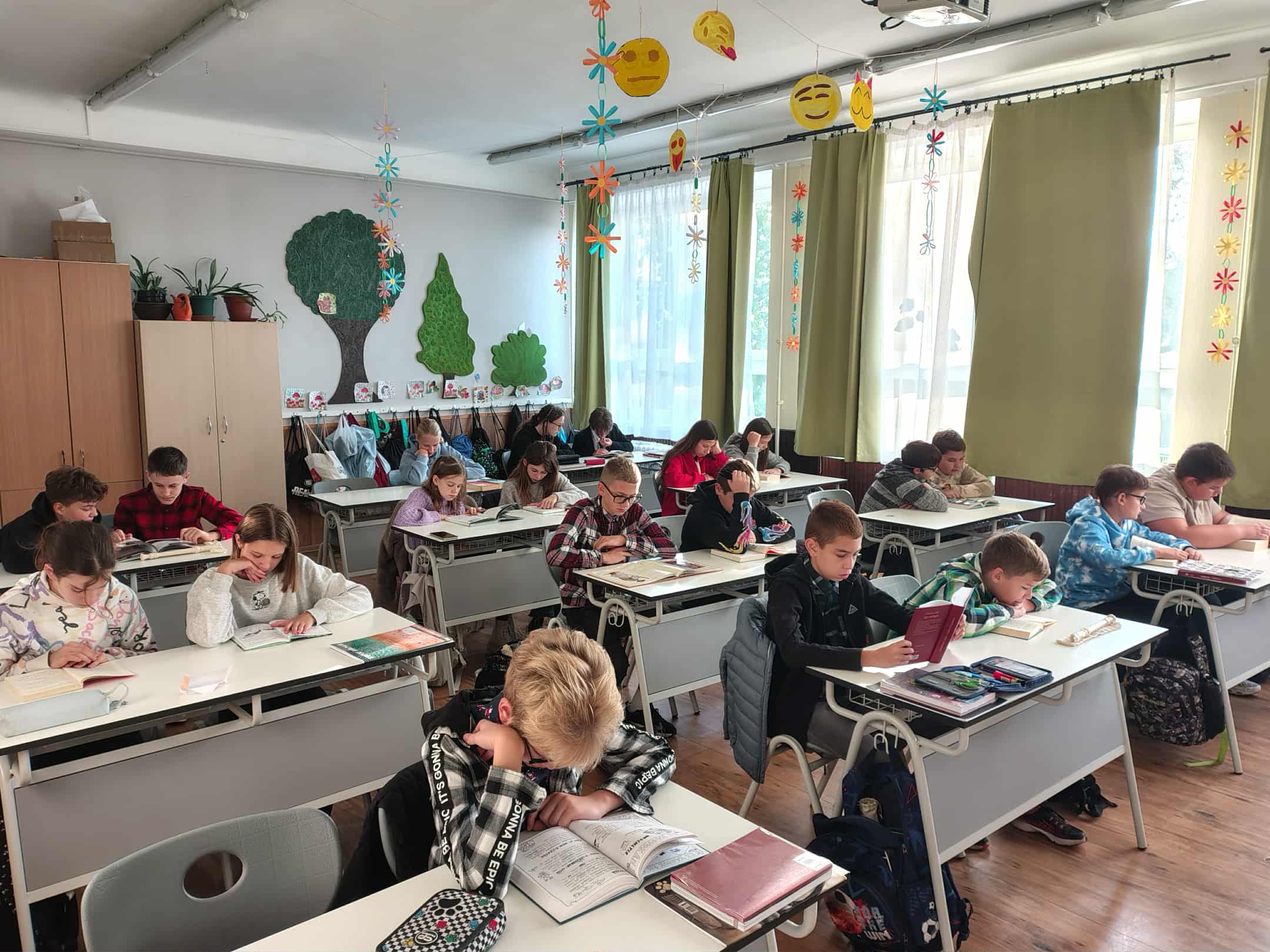 Tanulók olvasnak együtt
